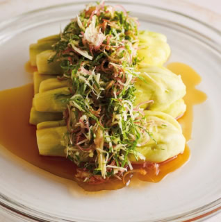 しっとり、ジューシーに仕上がったなすと香り豊かな薬味は、最高の組み合わせ。レンジで簡単に作れるのも嬉しい！