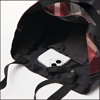 内側にはポケットがひとつ！ スマホやハンカチもサッと取り出せます。
