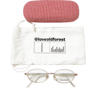 聖水にある人気ヴィンテージアイウェアショップlove old forestのオリジナル眼鏡が日本で買えるのはここだけ。ケースも可愛い♡。眼鏡¥17,600（love old forest／共にTOKYO WEEKLY JOURNAL）