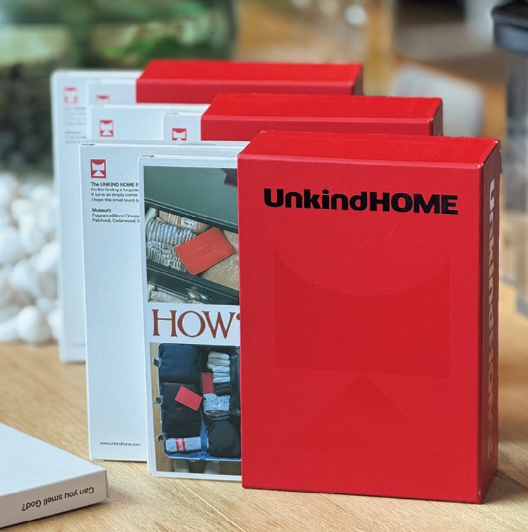 ディフューザーブランドUnkind HOMEは、ブックレットの中に入ったラバー素材のシートから薫るというデザインも粋。ディフューザー¥13,200※EC展開なし（Unkind HOME／TOKYO WEEKLY JOURNAL）