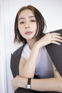 Saint Laurentのジャケット、THE ROWのTシャツは本人私物