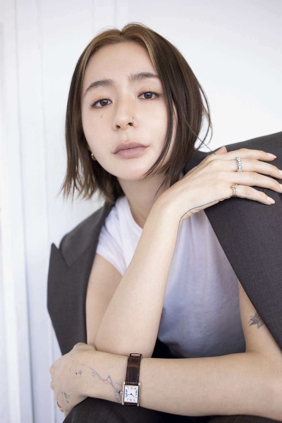 Saint Laurentのジャケット、THE ROWのTシャツは本人私物