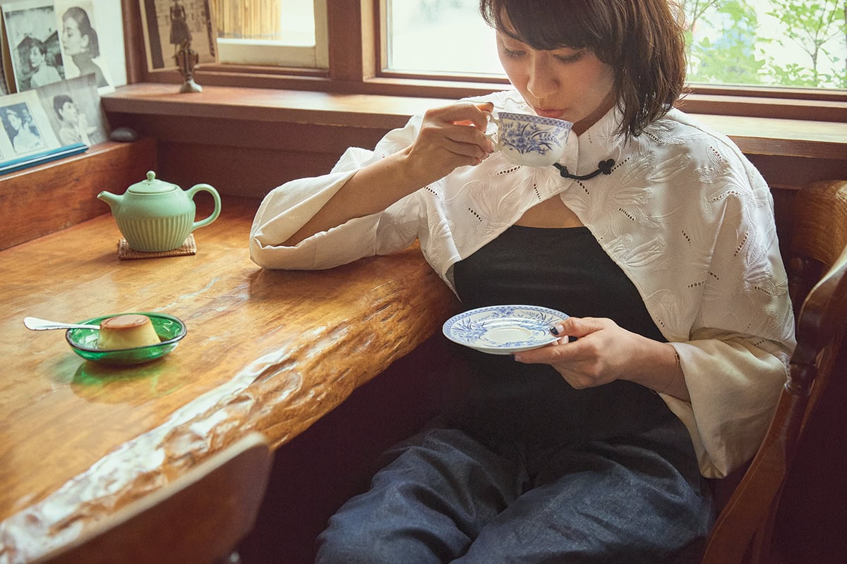 ボレロ¥59,400、パンツ¥74,800（共にケイタマルヤマ×ユミエカザマ／共にケイタマルヤマ）、その他は風間さん私物