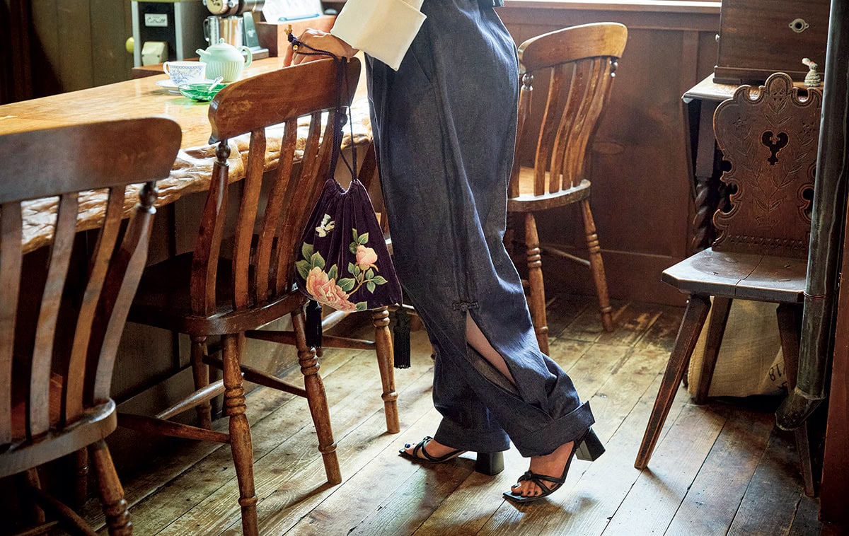 ボレロ¥59,400、パンツ¥74,800（共にケイタマルヤマ×ユミエカザマ／共にケイタマルヤマ）、その他は風間さん私物