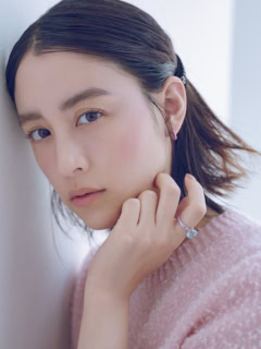 ニット¥132,000（ヌメロ ヴェントゥーノ／イザ）、シングルピアス¥51,700、リング¥214,500（共にオー／ハルミ ショールーム）