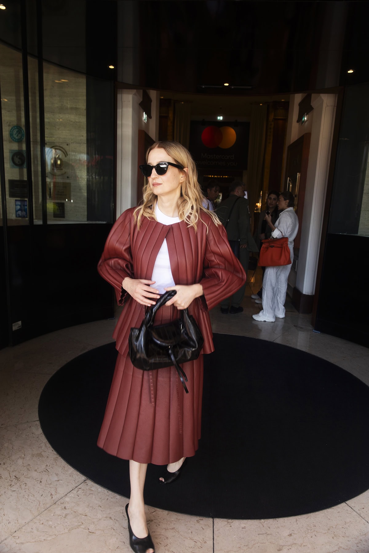 女優のアルバ・ロルヴァケルは、第78回カンヌ映画祭にて、イールレザー製の「フェンディスパイ」を着用。