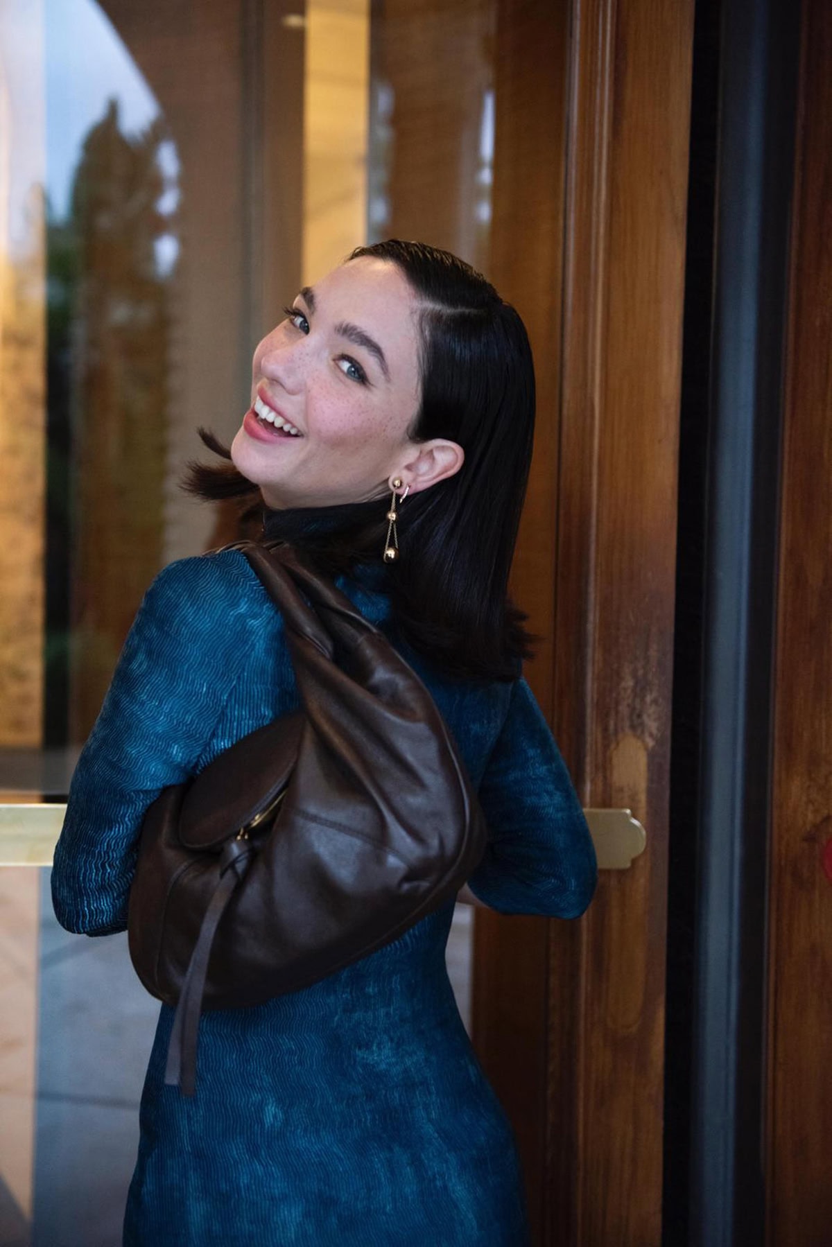 女優のマティルダ・デ・アンジェリスは、第78回カンヌ映画祭にて、ブラウンの「フェンディスパイ」を着用。深みのあるブラウンは、モダニティを演出。