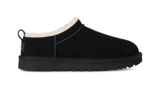 「クラシック マイクロ」ブーツ ブラック［ソール約3.8㎝］¥24,200（UGG®／デッカーズジャパン）