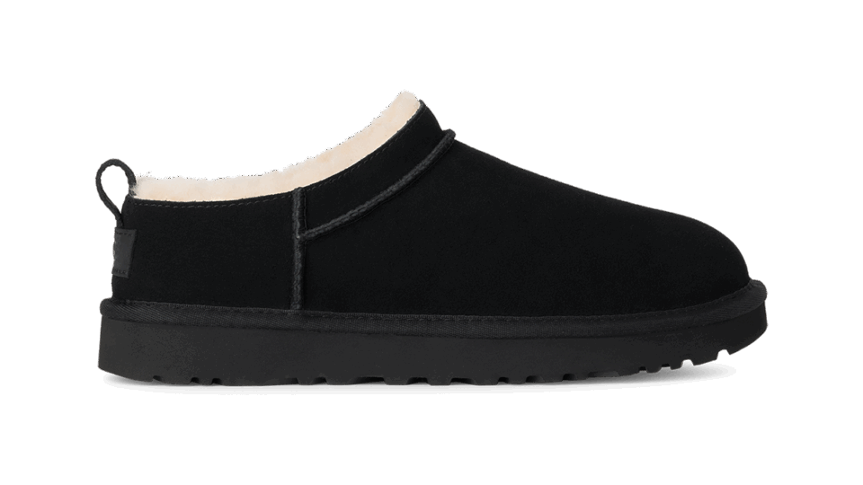 「クラシック マイクロ」ブーツ ブラック［ソール約3.8㎝］¥24,200（UGG®／デッカーズジャパン）