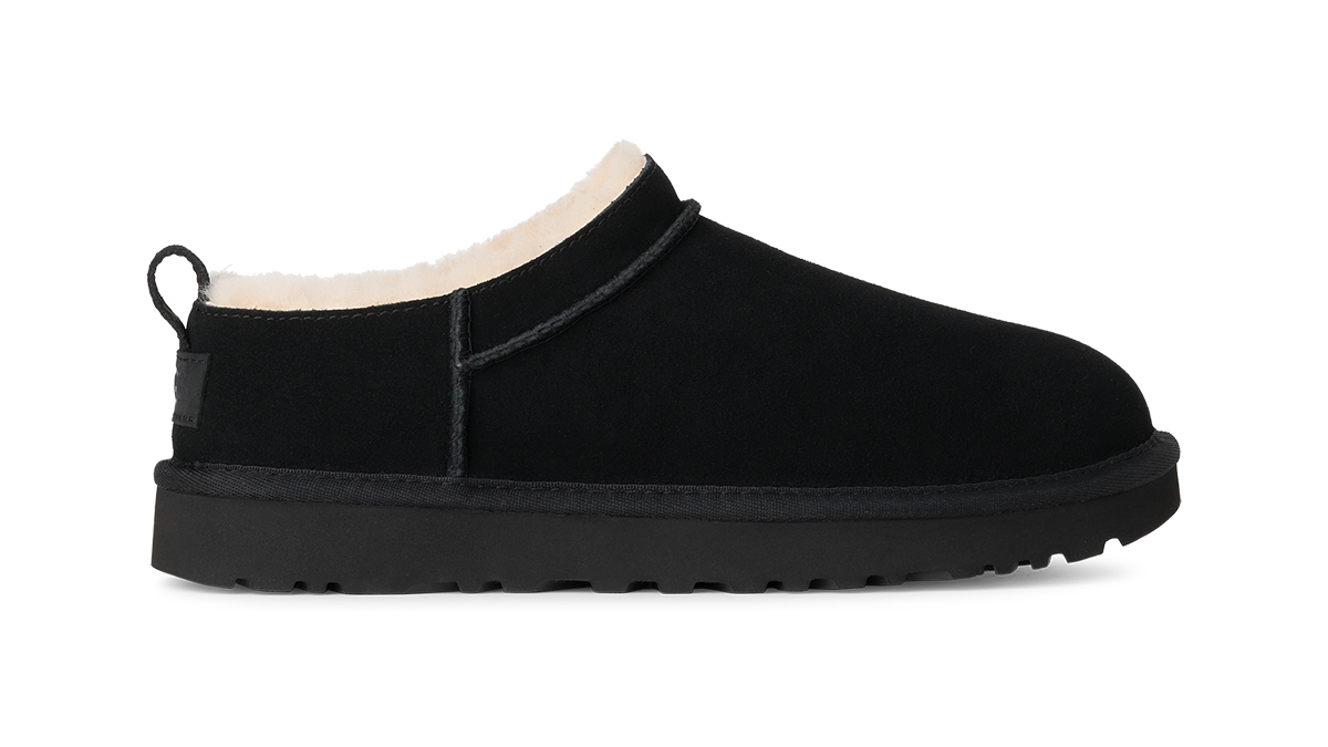 「クラシック マイクロ」ブーツ ブラック［ソール約3.8㎝］¥24,200（UGG®／デッカーズジャパン）