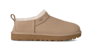 「クラシック マイクロ」ブーツ サンド［ソール約3.8㎝］¥24,200（UGG®／デッカーズジャパン）