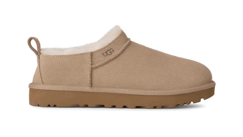 「クラシック マイクロ」ブーツ サンド［ソール約3.8㎝］¥24,200（UGG®／デッカーズジャパン）