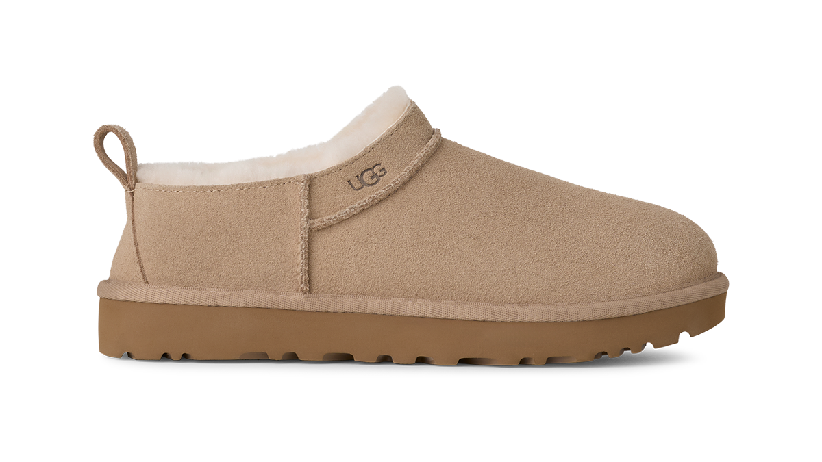 「クラシック マイクロ」ブーツ サンド［ソール約3.8㎝］¥24,200（UGG®／デッカーズジャパン）