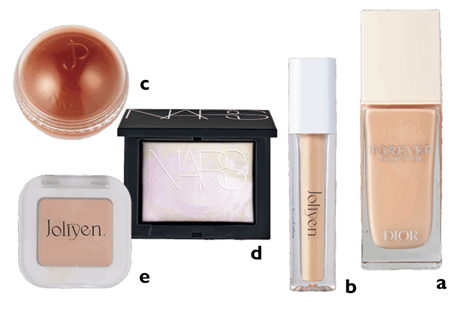 a Diorのディオールスキン フォーエヴァー グロウ ヴェール　b Joliyen.のリカバリーファンデーション 01 ライトベージュ　c rom＆ndのジューシー ロールチーク 05　d NARSのライト リフレクティング プリズマティックパウダー　e Joliyen.のアイベースコンシーラーは本人私物