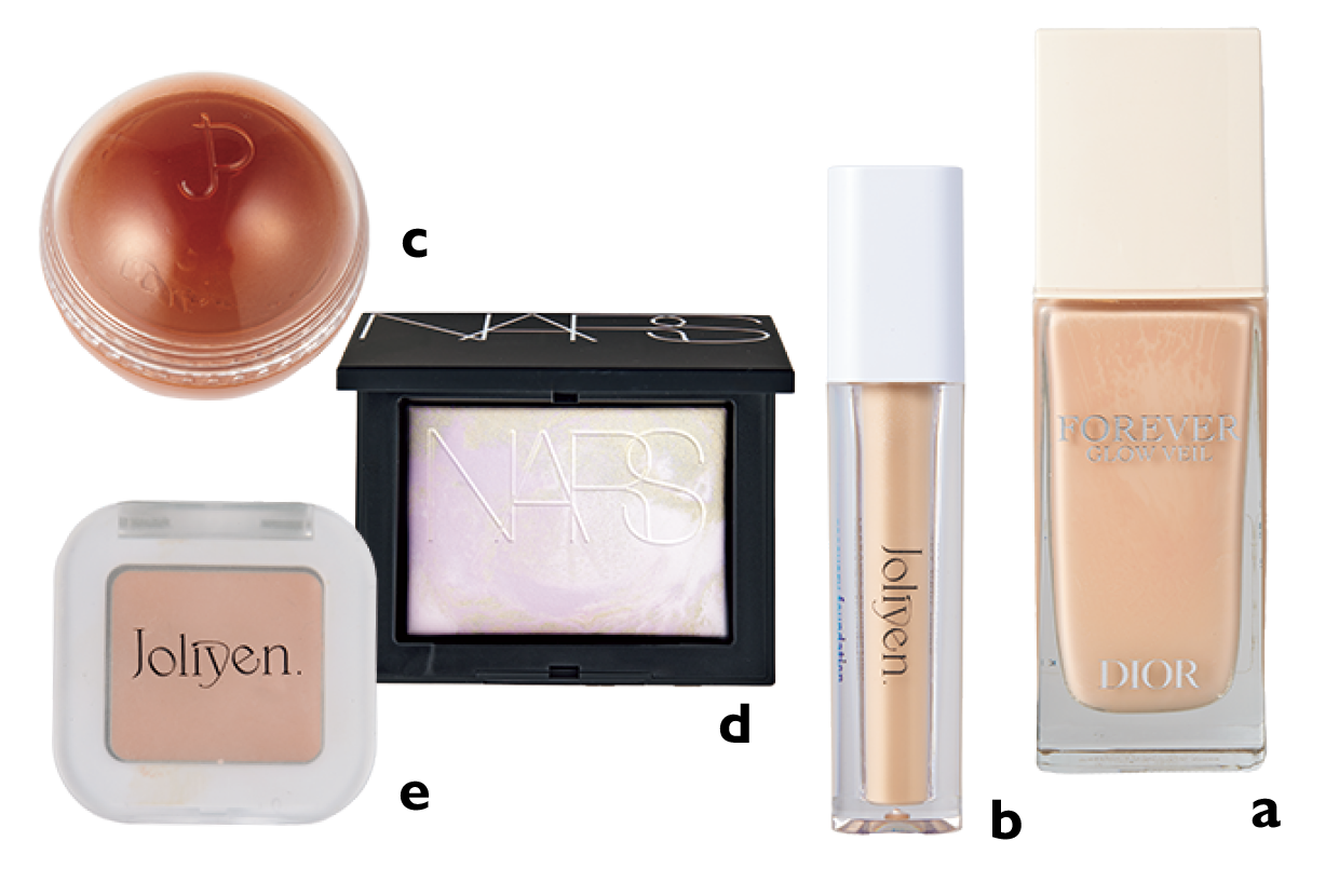 a Diorのディオールスキン フォーエヴァー グロウ ヴェール　b Joliyen.のリカバリーファンデーション 01 ライトベージュ　c rom＆ndのジューシー ロールチーク 05　d NARSのライト リフレクティング プリズマティックパウダー　e Joliyen.のアイベースコンシーラーは本人私物