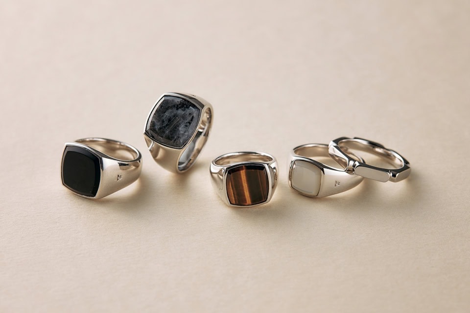 左から:リング［SV×ブラックオニキス］¥69,300、リング［SV×ラルビカイト］¥69,300、リング［SV×タイガーアイ］¥66,000、リング［SV×マザーオブパール］¥48,900、リング［SV］¥39,900（全てトムウッド／トムウッド 青山店）