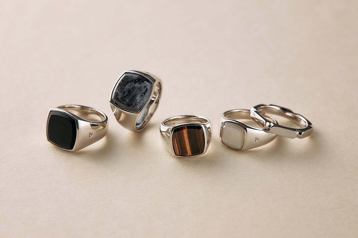 左から:リング［SV×ブラックオニキス］¥69,300、リング［SV×ラルビカイト］¥69,300、リング［SV×タイガーアイ］¥66,000、リング［SV×マザーオブパール］¥48,900、リング［SV］¥39,900（全てトムウッド／トムウッド 青山店）