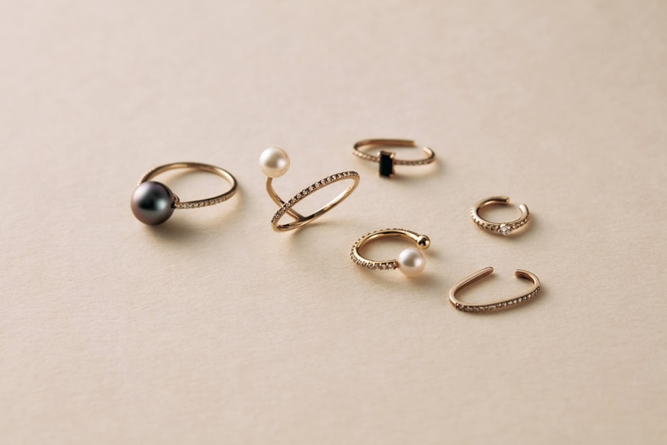 左から:ブラックパールリング［K18×DIA×ブラックパール］¥148,500、パールリング［K18×DIA×パール］¥162,800、ブラックオニキスイヤーカフ［K18×DIA×ブラックオニキス］¥95,700、パールイヤーカフ［K18×DIA×パール］¥124,300、一粒ダイヤイヤーカフ［K18×DIA］¥88,000、パヴェダイヤイヤーカフ［K18×DIA］¥88,000（全てプライマル）