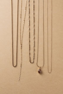 左から:ネックレス［SV×YGP］¥13,200、ネックレス［K10YG］¥25,300、ネックレス［SV×YGP］¥14,300、ネックレス［SV×YGP×ストロベリークォーツ］¥16,500、ネックレス［K10YG］¥17,600（全てル ボンボン／フーブス）