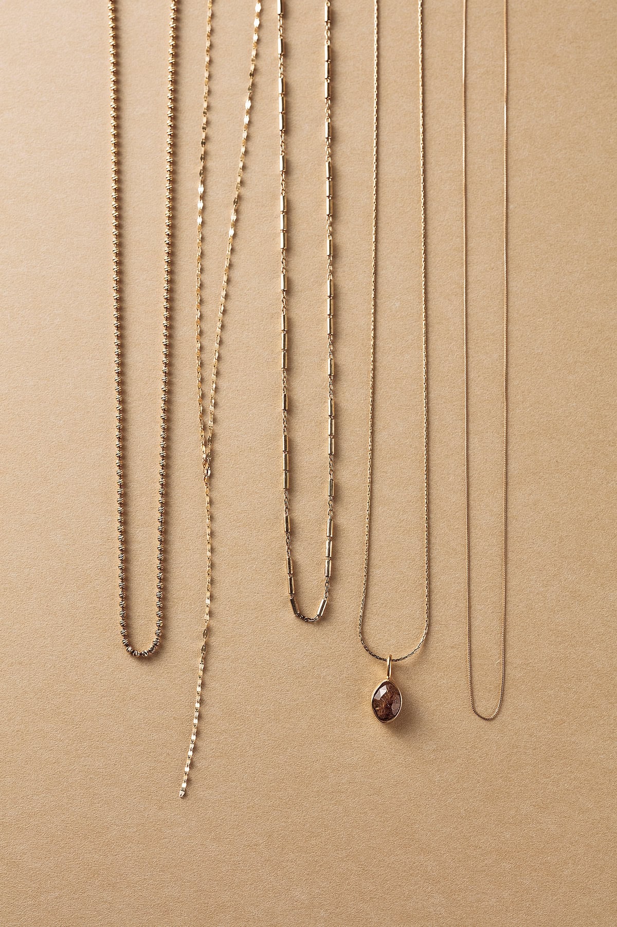 左から:ネックレス［SV×YGP］¥13,200、ネックレス［K10YG］¥25,300、ネックレス［SV×YGP］¥14,300、ネックレス［SV×YGP×ストロベリークォーツ］¥16,500、ネックレス［K10YG］¥17,600（全てル ボンボン／フーブス）