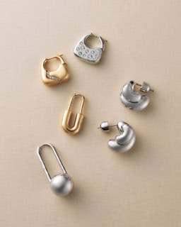 中央上から時計回りに：ピアス［SV×ホワイトジルコニア］¥27,500、ピアス※両耳［SV］¥56,100、ピアス［SV］¥27,500、ピアス［SV×K18YGP］¥23,100、ピアス［SV×K18YGP×ホワイトジルコニア］¥28,600（全てマリア ブラック／マリア ブラック 表参道店）