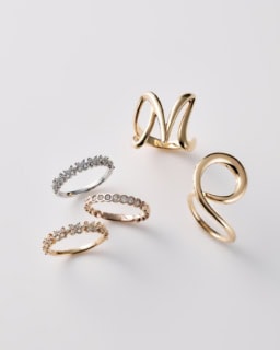 上から時計回りに：イニシャルリング［K18YG］¥242,000、リング［K18YG］¥275,000、リング［K18YG×DIA］¥308,000、リング［PG×DIA］¥165,000、リング［PT×DIA］¥231,000（全てヴァンドーム青山／ヴァンドーム青山本店）