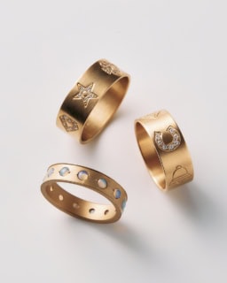 上から：リング［K18YG×DIA］¥451,000、リング［K18YG×DIA］¥297,000、リング［K18YG×クリスタルオパール］¥352,000（全てトーカティブ／トーカティブ 表参道）
