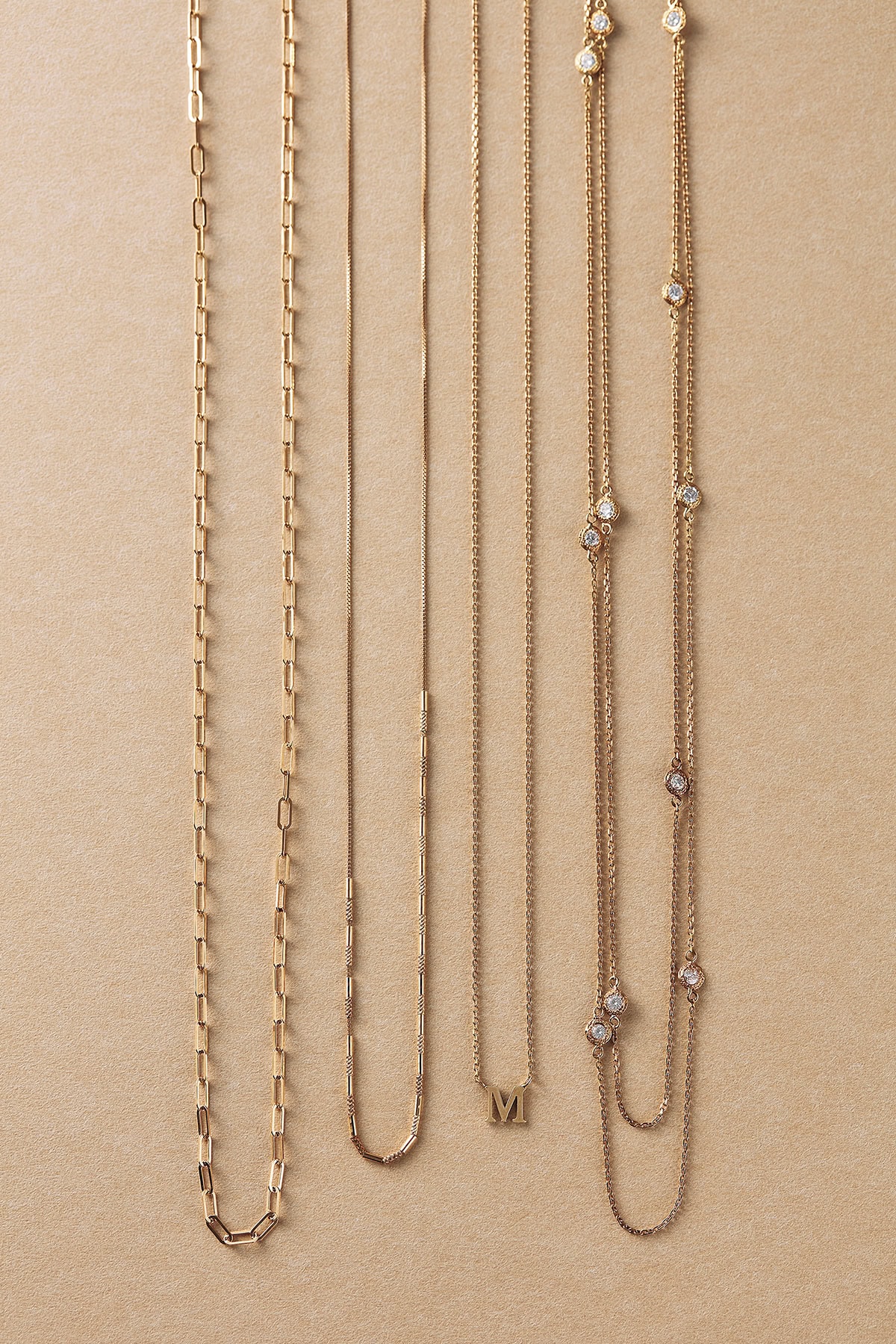 左から:ネックレス［K18YG］¥231,000、ネックレス［K18YG］¥77,000、イニシャルネックレス［K18YG］¥118,800、ネックレス［K18YG×DIA］¥565,400（全てGIGI／ホワイトオフィス）