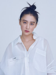 シャツ¥25,300（プランクプロジェクト／プランクプロジェクト 青山店）、タンクトップ¥34,100（マディソンブルー）