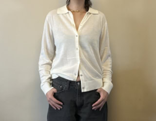 秋の重ね着も想定したサイズ感を。脱ぎ着がしやすくて着まわし力も◎なニットポロに夢中♡