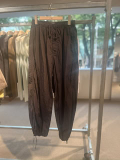 パンツ￥42,900（エイトン）