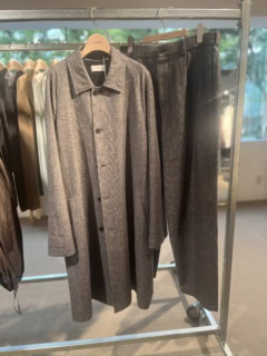 コート￥198,000、パンツ￥61,600（共にエイトン）