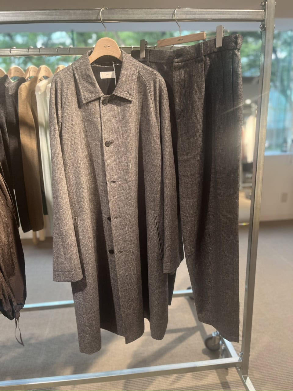 コート￥198,000、パンツ￥61,600（共にエイトン）