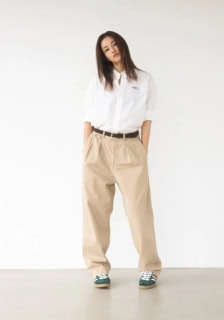 【第3位】シャツ¥22,000（TOKYO WEEKLY JOURNAL）、チノパンツ¥25,300（HACHI.THE SHIBUTORA FACTORY）、ベルトとスニーカーはスタイリスト私物
