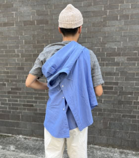 ボタンの下2つ開けにしているのも注目ポイント。スタイリングにちょっとした動きがプラスできるんです