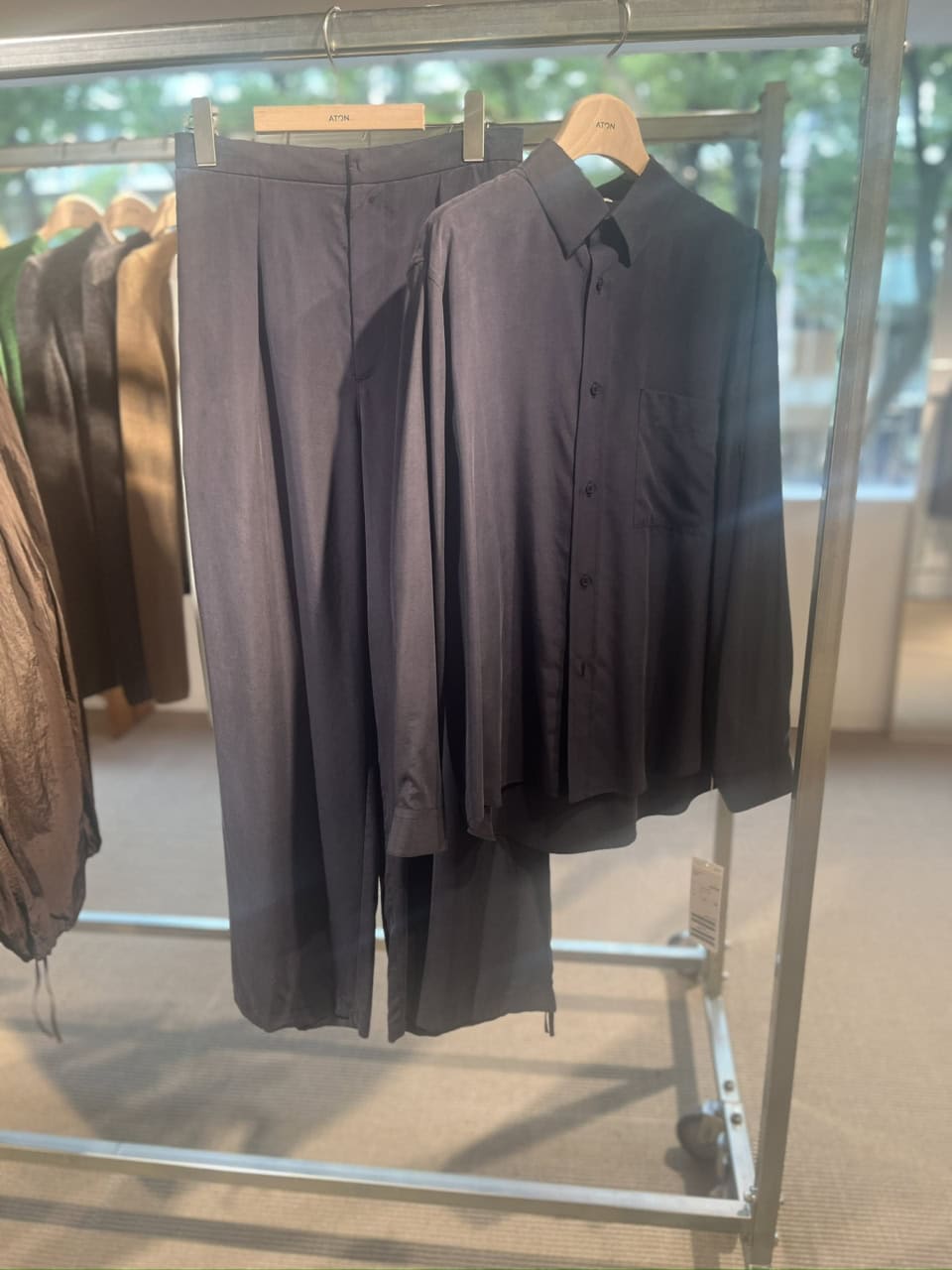 シャツ￥69,300、パンツ￥59,400（共にエイトン）