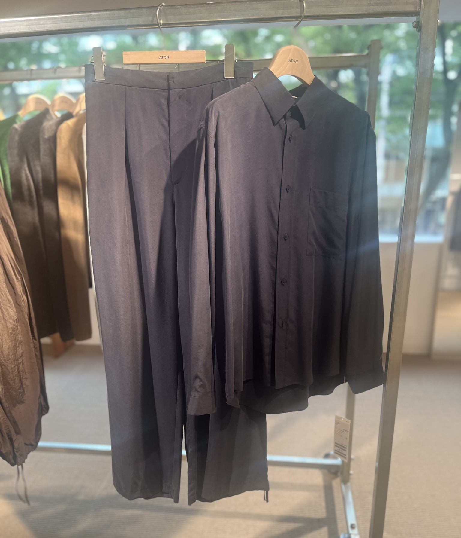 シャツ￥69,300、パンツ￥59,400（共にエイトン）