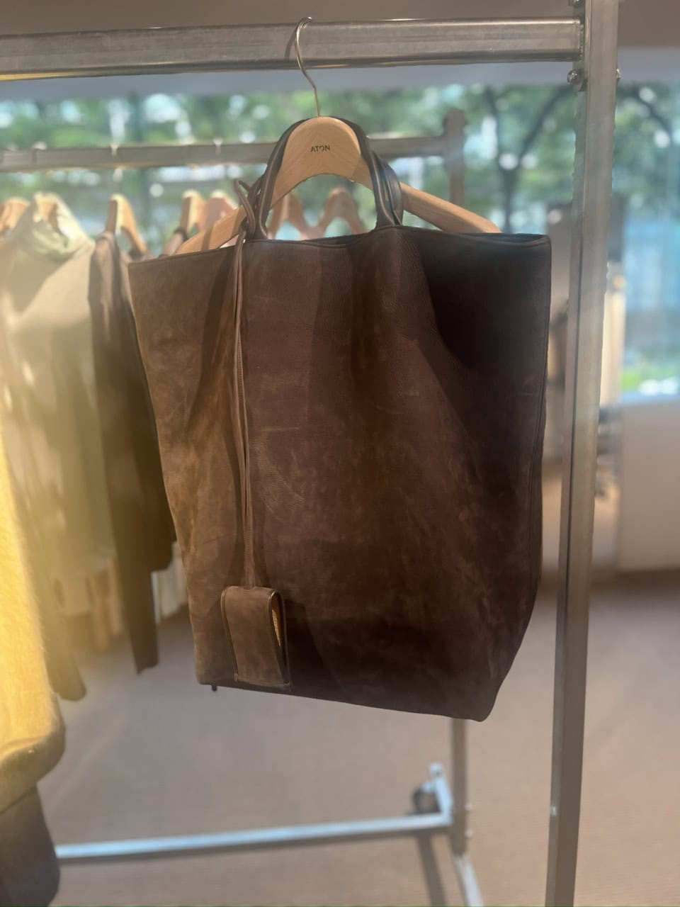 バッグ￥176,000、キーホルダー￥53,900（共にエイトン ウィズ ナウハウス ストゥディオ）