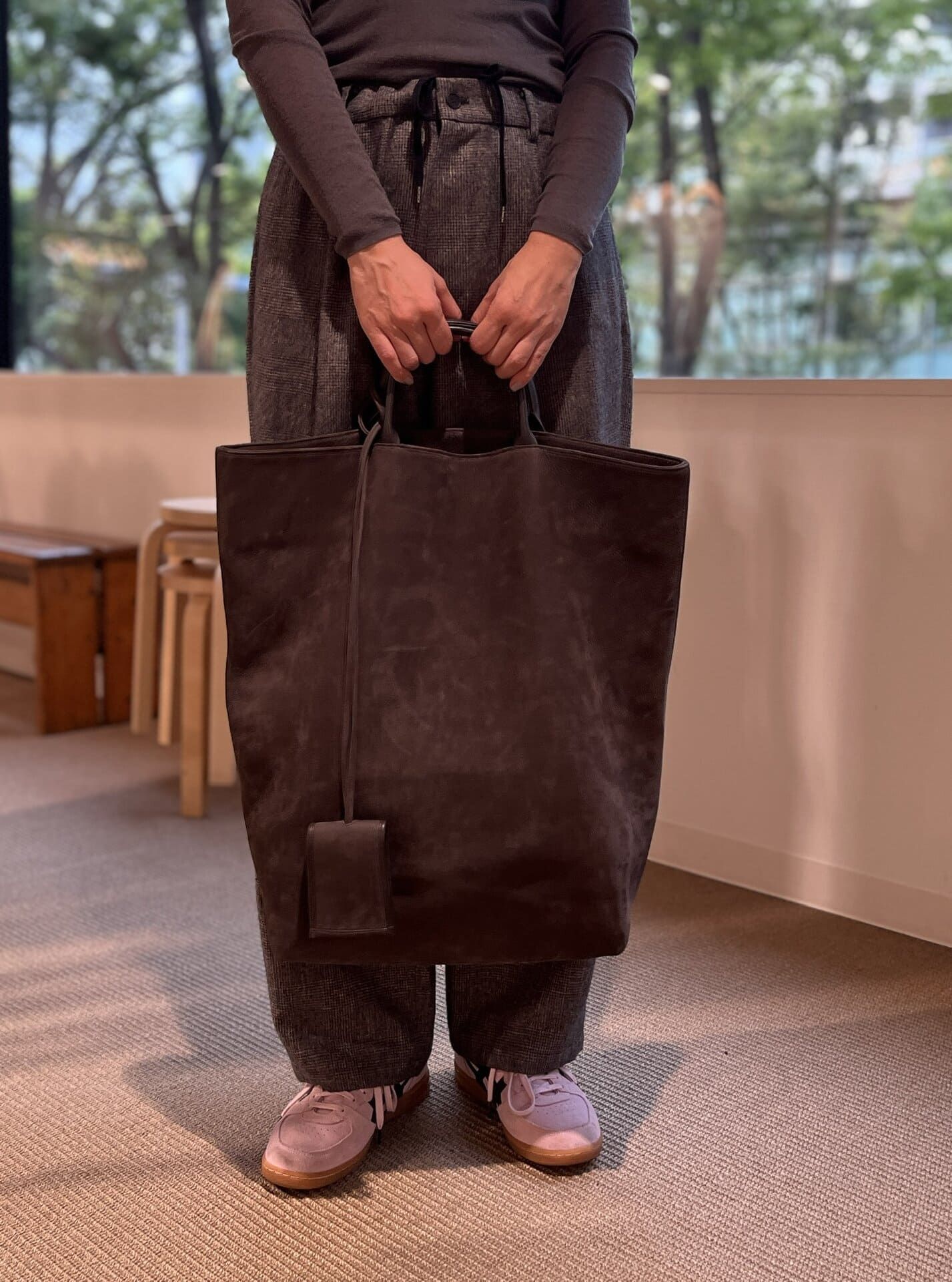 かなり大きなサイズ感ですが、ハンドルは意外と華奢でゴツく見えすぎないのがイイ！