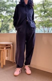 筆者はネイビーをチョイスしたんですが、適度にきちんと感もあるので40代にこそオススメです！