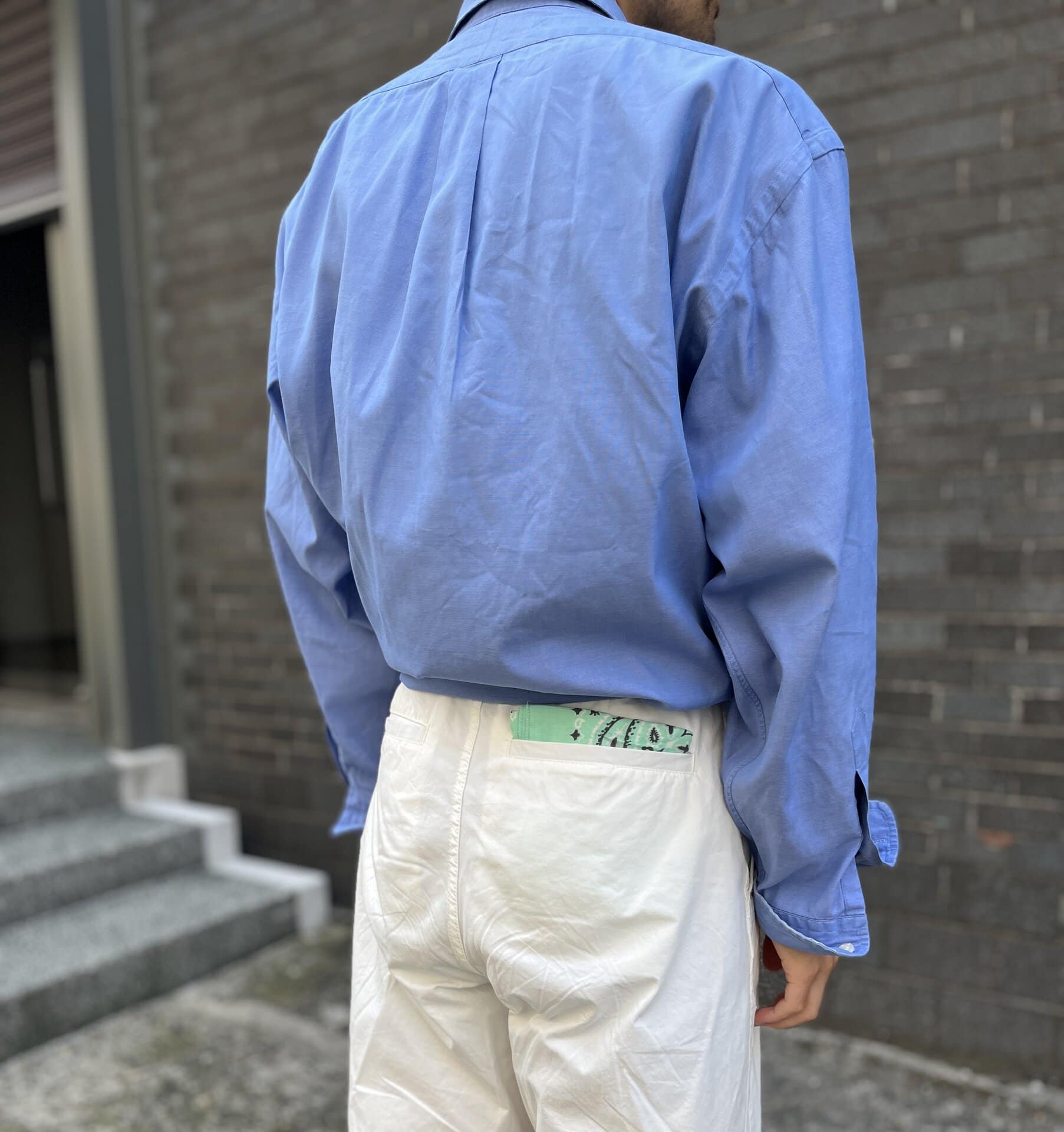 バックの裾もあえてきちんとセットしないのが、こなれて見せる秘訣