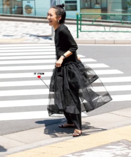Cygneのドレス、MADISONBLUEのトップス、COUDREのデニムパンツ、MANOLO BLAHNIKのサンダル／全て本人私物