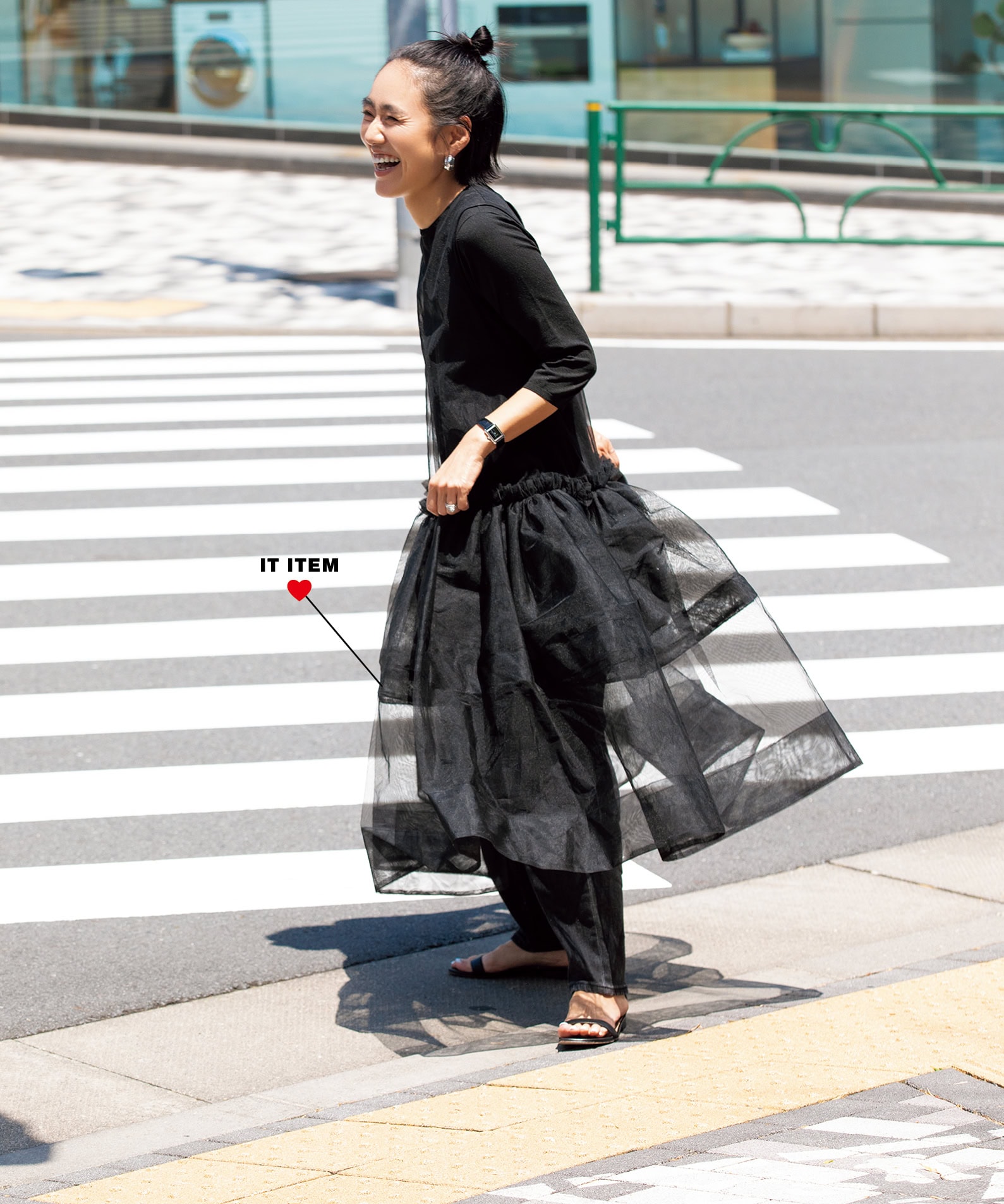 Cygneのドレス、MADISONBLUEのトップス、COUDREのデニムパンツ、MANOLO BLAHNIKのサンダル／全て本人私物