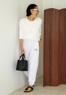 DES PRÉSのベスト、COUDREのトップスとピアス、SEAのスエットパンツ、ZARAのサングラス、HERMÈSのバッグ、BIRKENSTOCKのサンダル／全て本人私物