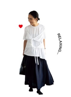 「このTシャツを着ていると“それどこの？”ってよく聞かれます。フレアスカートを合わせてゆるっとリラクシーなスタイルに」LANVIN en Bleuのトップス、Uhrのスカート、THE ROWのバッグとシューズ
