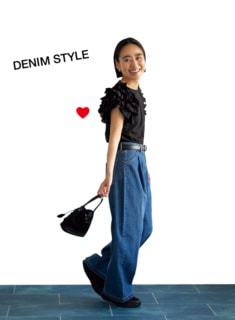 「袖のおかげで盛れて便利。お疲れ顔もカバーできちゃいますよ～」AAYUSHIのトップス、23区DENIMのデニムパンツ、THE ROWのベルト、PRADAのバッグ、HOKA®のスニーカー