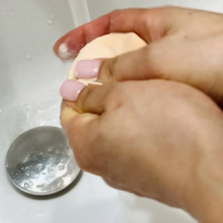 STEP1　洗剤をスポンジにしみこませ揉み洗い