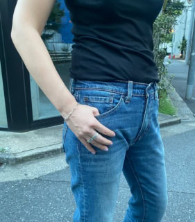 黒T×デニムの定番コーデも、【BYOKA】のジュエリーでおしゃれに格上げ！