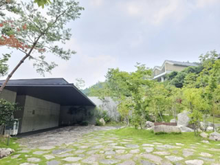 心身を解き放ち、本来の自分を取り戻す。今回うかがった大分県屈指の温泉街・湯布院高台にあるENOWA YUFUINは、まさにそんなリトリートを体感できる場所。
