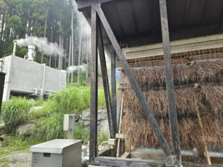 100℃近い高温の源泉を50℃くらいまで冷ます竹製の装置「湯雨竹」